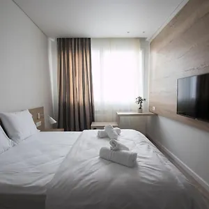  Apartment Ornament Suites, Nilie Hospitality Mgmt